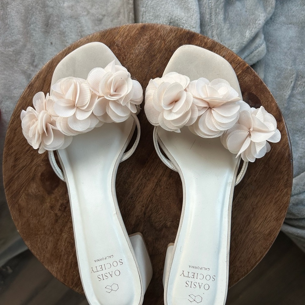 Oasis Society California Cream Floral Women's Sandals